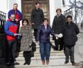 Bild: wro
Dank für die Spende: Im Bild von links die Vertreter der Bergwacht Martin Hartung und Arno Sattler, die Mitglieder des Frauen- und Müttervereins Irene Schön, Michaela April, Anna Koller und Marianne Wolfrum sowie Pfarrer Joseph.
