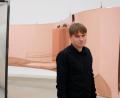 Bild: Luisa Rudolf/exb
Jürgen Dehm, hier vor einer Installation der Künstlerin Hannah Perry, leitet seit Anfang März das Oberpfälzer Künstlerhaus.