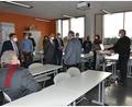 Bild: as
Der Schulausschuss traf sich im Klassenzimmer: Systembetreuer Volker Pfüller (rechts) und Schulleiter Albert Bauer (Fünfter von rechts) führten den Mitgliedern die digitale Ausstattung des Gymnasiums vor. Hinten links ist eines der Luftreinigungsgeräte zu sehen, die in allen Unterrichtsräumen im Einsatz sind.