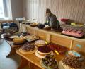 Bild: Ortsjugendwerk/exb
Der Kuchenverkauf des Ortsjugendwerks der AWO in Windischeschenbach lief bestens. Schon nach einer Stunde war alles weg.