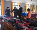 Bild: bl
Herbergsleiterin Brigitte Ferner (links) zeigt den Geflüchteten das im Speisesaal aufgebaute Sortiment an Bekleidung, das Freunde und Bekannte für die Geflüchteten abgegeben haben. Einen Spendenaufruf will man aber gerade angesichts der enormen Hilfsbereitschaft aktuell noch nicht starten.