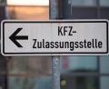 Symbolbild: Armin Weigel/dpa
Der Weg zur Zulassungsstelle kann vor dem Autoverkauf dem Besitzer oft viel Ärger ersparen.