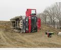 Bild: Polizeiinspektion Tirschenreuth/exb
Ein Lkw kippte auf einer Baustelle bei Plößberg um.