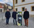 Bild: Sabrina Elefant/exb
Die Elektroautos der Caritas-Sozialstation sollen künftig an der Ladestation der Gemeinde "tanken", vereinbarten Diakon Richard Sellmeyer, Bürgermeister Hans Ram und Stephan Prechtl von INAS (von links).
