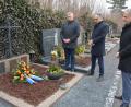 Bild: jr
Am Grab des früheren Landrats und Landtagsabgeordneten Otto Freundl auf dem Waldsassener Friedhof erinnerten (von rechts) Landrat Roland Grillmeier, Bürgermeister Bernd Sommer und CSU-Ortsvorsitzender Markus Scharnagl an dessen Verdienste und legten zum Gedenken ein Blumenbukett nieder.