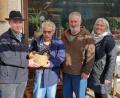 Bild: fvo
Die Bienenfreunde sind zu Andreas Gallitzendörfer, den Seckler Reis, nach Lennesrieth gekommen und haben für die Treue zum Imkerverein gedankt; von links: Vorsitzender Matthias Weiß-Zimmermann, Andreas Gallitzendörfer, Karl Weiß und Kassiererin Marianne Pausch.