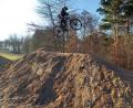 Bild: bl
Ganz schön hoch hinaus geht es bei den Sprüngen auf den Erdhügeln im neuen Dirt-Bike-Park von Wernberg-Köblitz