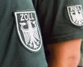 Symbolbild: Christophe Gateau/dpa
Die Ärmelabzeichen von zwei Zollbeamten.