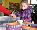 Bild: Gabi Schönberger
Viel Rahmenprogramm gab es auch heuer nicht bei der Einschreibung an den Grundschulen in Weiden. An der Albert-Schweitzer-Grundschule durfte die kleine Zlata aber ein paar Sonnenblumensamen pflanzen.