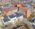 Bild: Thilo Hierstetter
Für die Aufnahme der Intensivstation und der Physiotherapie ließ das Kommunalunternehmen 35 Raummodule (vorne, links) an das Hauptgebäude anbauen.