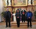 Bild: wku
Hildegard Kohl (Mitte) tritt das Ehrenamt als Lektorin an. Darüber freuen sich Pfarrer Matthias Ahnert sowie die Ordinationsassistenten Thomas Pirner (links) und Thorsten Remer (rechts).