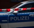 Bild: Robert Michael/dpa-Zentralbild/dpa/Symbolbild
Ein Polizeiauto steht hinter einem Absperrband der Polizei.