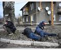 Bild: Ilya Pitalev
Das von der staatlichen russischen Nachrichtenagentur Sputnik veröffentlichte Bild zeigt Journalisten in einem Dorf nördlich von Donezk.