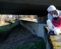 Bild: Gabi Schönberger
Leon und sein Opa beobachten regelmäßig, wie das Gebiet an der Schweinnaab an der Unterführung am Wasserwerk vermüllt wird.