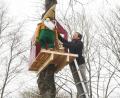 Bild: Gabi Schönberger
Thomas Meisel und Wichtel Hademar in luftiger Höhe bei der Arbeit am Wunderpark.