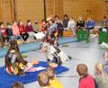 Bild: bkr
Die Grundschule Immenreuth bekam Besuch von der „Kinderoper Papageno“ aus Wien. Bei dem Stück „Peter und der Wolf“ versucht die Katze vergeblich, die Ente im Teich zu fangen.