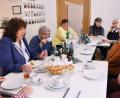 Bild: ubb
Kulinarische Köstlichkeiten in früheren Zeiten standen jetzt beim Erzählcafé mit Janka Hannemann-Mathes und Olga Luft (von links) auf dem Programm. Die Teilnehmerinnen hatten jede Menge zu berichten.