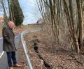Bild: fphs
Oberbürgermeister Oliver Weigel schaute sich den tiefen Graben am Von-Cramm-Weg an.