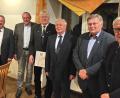 Bild: hai
Seit 40 Jahren hält Rudolf Busch (Dritter von links) , seit 25 Jahren Manfred Porsch (Zweiter von rechts) der Kameradschaft die Treue zur Freude von Vorsitzenden Herbert Trautner, Zweiten Bürgermeister Rudi Heier, Bezirksvorsitzenden Klaus-Dieter Nitschke und Schriftführer Oswald Wöhrl (von links).