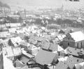 Bild: Sammlung Josef Schmaußer/exb
Dieser Blick vom Turm der Martinskirche entstand um das Jahr 1950 herum. Die rauchenden Schlote der Emailfabrik Baumann (im Bild links) gehörten damals zum Stadtbild von Amberg. Geblieben vom Werk ist der Name Baumann und eine starke evangelische Gemeinde in Amberg.
