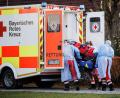 Symbolbild: Matthias Balk/dpa
Rettungskräfte verladen einen Covid-19-Intensivpatienten in einen Krankenwagen des BRK. Der heftige Anstieg der Corona-Fallzahlen dezimiert auch die Rettungskräfte selbst. Geht es so weiter, befürchtet das BRK Weiden/Neustadt, könnte das System kollabieren. Mit katastrophalen Folgen für Patienten.
