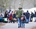 Bild: Annette Riedl/dpa
Flüchtlinge aus der Ukraine kommen im Ankunftszentrum Reinickendorf in Berlin an.