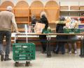 Bild: Gabi Schönberger
Die Tafel ist kein Lebensmittelgeschäft. Das betont der Vorsitzende in Weiden, Josef Gebhardt, immer wieder. Sie ist auf Überschüsse in den Läden angewiesen. Das wird jetzt, bei stark steigendem Bedarf, zum Problem.