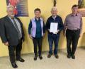 Bild: Peter Messer/exb
Pfarrer Arnold Pirner (links) und Kreisvorsitzender Georg Schreglmann (rechts) danken Helga Goschler und Johann Kiener.