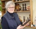 Bild: pz
Dr. Annemarie Schraml vor dem Regal an der "Tansania-Wand", in dem Geschenke für die Hilfseinsätze in Afrika aufbewahrt sind – unter anderem ein Lebensbaum, Symbol für das Miteinander in einer Gemeinschaft.