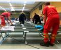 Bild: tk
Der Aufbau erfolgte am Donnerstag ab 16.30 Uhr. In dieser Szene packten jeweils zwei Mitglieder der DLRG und der Feuerwehr gemeinsam an, um die Betten aufzubauen. Auch Decken und Kissen wurden platziert.