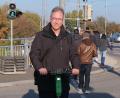 Bild: Frieser
Der Mike, wie ihn seine Eltern und seine Freunde nennen, mit dem E-Roller in Berlin unterwegs.