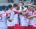 Bild: Armin Weigel/dpa
Die Mannschaft von Regensburg jubelt nach dem Treffer zum 1:0.