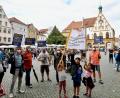 Bild: roa
Alt und Jung demonstrierten beim letzten vorsichtigen und kleinen Klimastreik im August 2021 auf dem Amberger Marktplatz gegen den Klimawandel. Am Freitag, 25. März, soll in der Amberger Altstadt der nächste Klimastreik stattfinden.