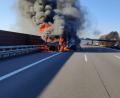 Bild: Feuerwehr Sankt Augustin/dpa/Symbolbild
Ein Lastwagen steht brennend auf der A3.
