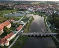Archivbild: Stadt Tirschenreuth/exb
Eine Luftbildaufnahme zeigt die drei Tirschenreuther Wahrzeichen auf einen Blick: die Fischhofbrücke (unten), den Klettnersturm (oben links) und den Kirchturm der Stadtpfarrkirche (oben, rechts). Am 26. März geht dort am Abend für eine Stunde das Licht aus.