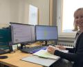 Bild: Katja Stiegler
Sabine Weber von der AOVE-Geschäftsstelle erfasst die eingereichten Projektanträge.
