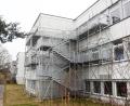 Bild: Gabi Schönberger
Die Fluchtgerüste an der Hans-Sauer-Schule sind auf Dauer suboptimal und verursachen zu hohe Kosten.