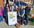 Bild: exb
Das Büchereiteam um Gisela Kreisel (Zweite von links) spendet den Erlös des Büchereiflohmarkts an das Ukrainische Rote Kreuz. Der Gewerbering mit Ulrike Schmidt (Vierte von links) und Doris Ermer (Dritte von rechts).