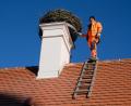 Bild: do
Schöne Aussichten für die Speinsharter: Auf dem Kamin des Klostergasthofes soll der Klapperstorch ein bequemes Zuhause finden und möglichst viele junge Familien "beglücken"