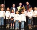 Bild: Wolfgang Steinbacher
Die Kinderjury übernimmt schon einmal die Regentschaft über die Bühne im Amberger Stadttheater. Die Erwachsenen inklusive des Siegers von 2021, Bernd Linde mit seinem Stück Musik-Piraten (hinten, mit Urkunde), freuen sich mit.