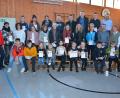 Bild: jr
35 Sportabzeichen überreichte jetzt der TSV Pechbrunn-Groschlattengrün. Erfolgreichste Sportlerin ist Frieda Vogelhuber (stehend, rechts), die zum 25. Mal das Sportabzeichen in Gold erwarb. Allen Teilnehmern gratulierten Vorsitzende Doris Reiß (stehend, Zweite von rechts) und Oberturnwartin Uta Habedank (stehend, links).