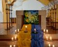 Bild: fvo
Kerzen und die Landesfarben der Ukraine sind am Altar der Pfarrkirche St. Sebastian Waldthurn beim Friedensgebet aufgebaut.