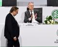 Bild: Federico Gambarini/dpa
Auch wenn es auf diesem Bild so aussieht, aber der neue DFB-Präsident Bernd Neuendorf (rechts) hat die Abwahl Rainer Kochs aus dem DFB-Präsidium nicht beklatscht.