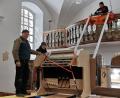 Bild: hzi
Alles ist hergerichtet für das Versetzen des Instruments auf die Empore. Die Kirchenbänke wurden unter zu Hilfenahme von Schaltafeln zu einer Arbeitsbühne umfunktioniert.