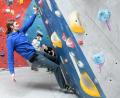 Bild: Gabi Schönberger
Die beiden Volontärinnen Katrin Pasieka-Zapf und Lisa Sebald staunen nicht schlecht: Bastian Weiß ist seit 2014 Mitglied im Boulderverein und Profi im Klettern.
