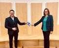 Bild: Josef Widmann
Eine der ersten Ausgaben seines neuen Krimis überreicht der Landtagsabgeordnete Gerhard Hopp am Dienstag an Landtagspräsidentin Ilse Aigner.