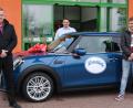 Bild: Hirsch
Sohn Fabian (rechts) nahm das Auto in Vertretung des Gewinners Erwin Baumanis entgegen.