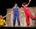 Bild: Steffi Bürger/exb
Es wird bunt im Stadttheater Amberg beim Kindertheaterfestival. Auf den Fotos zu sehen sind: Nada Degrell (Gelb), Marie Wuillème (Rot) und Nils Hüttenrauch (Blau) vom Theater Budenzauber.
