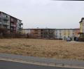Bild: hd
Auf der Wiese zwischen den Wohnhäusern an der Martin-Luther-Straße (links) und der Ringstraße (rechts) möchte ein Investor ein Mehrfamilienhaus errichten.