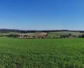 Bild: Thomas Schaller
Von den Höhen zwischen Neustadt und Wilchenreuth öffnet sich immer wieder der Blick nach Osten. An manchen Stellen sind gleichzeitig die Burgruine Flossenbürg, der Aussichtsturm auf dem Rabenberg und der Fahrenberg zu sehen.